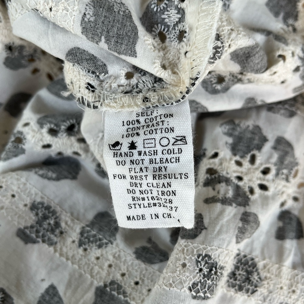 Voy Eyelet Ruffle Embroidered Blouse in Black/White Size Medium - Picture 7 of 8
